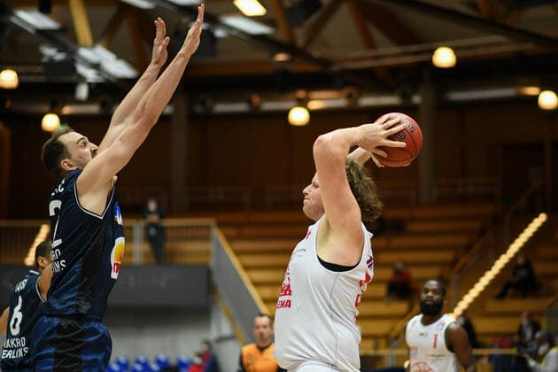 John Bryant Giessen 46ers throwing against Dejan Kovacevic HAKRO Merlins Crailsheim , GER, HAKRO Merlins Crailsheim vs JobStairs Giessen 46ers, 27 03 2021, 25 Spieltag easycredit Basketball Bundesliga, Spielzeit 2020 2021 GER, HAKRO Merlins Crailsheim vs JobStairs Giessen 46ers, 27 03 2021, 25 Spieltag easycredit Basketball Bundesliga, Spielzeit 2020 2021 Crailsheim Copyright: xEibnerxPressefoto MichaelxMemmlerx EP_MMR