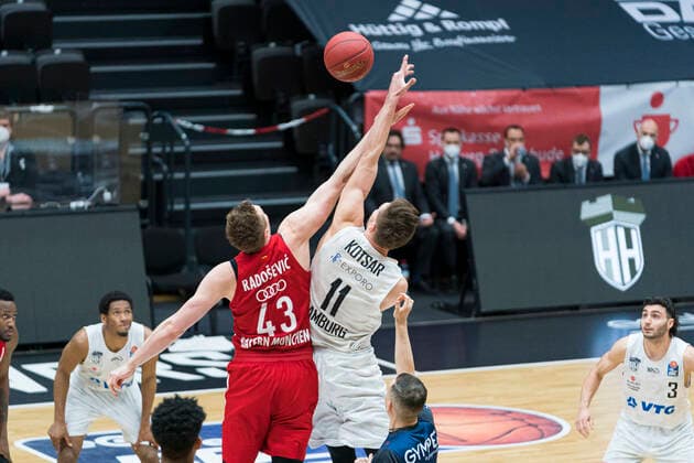 easyCredit Basketball Bundesliga, Hamburg, 27 03 2021 easyCredit Basketball Bundesliga, Hamburg Towers vs FC Bayern Muenchen Basketball, Tip Off Maik Kotsar 11 Hamburg Towers vs Leon Radoöevi 43 FC Bayern Muenchen Basketball Copyright: xBEAUTIFULxSPORTS Mohwinkelx
