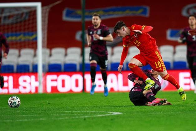 Wales v Mexico Friendly 27 03 2021. International Wales midfielder Dylan Levitt (10) avoids a tackle during the International Friendly, Länderspiel, Nationalmannschaft match between Wales and Mexico at the Cardiff City Stadium, Cardiff, Wales on 27 March 2021. Cardiff Cardiff City Stadium South Glamorgan Wales Editorial use only , Copyright: xGruffyddxThomasx PSI-12244-0006