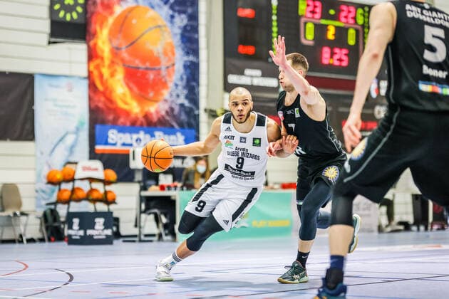 27 03 21, Men, Basketball, 2020 2021 season, 2 Bundesliga, Pro B South, College Wizards Art Giants Düsseldorf Marcel Davis College Wizards 9 dribbles on the ball to attack one-on-one Karlsruhe Institute for Sport and Sport Science IfSS Baden Württemberg Germany