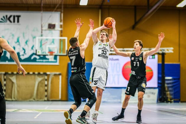 27 03 21, Mens, Basketball, 2020 2021 season, 2 Bundesliga, Pro B South, College Wizards Art Giants Düsseldorf Rouven Roessler College Wizards 33 jumps with the ball to throw Karlsruhe Institute for Sport and Sport Science IfSS Baden Württemberg Germany