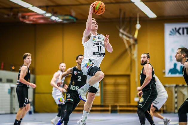 27 03 21, Mens, Basketball, 2020 2021 season, 2 Bundesliga, Pro B South, College Wizards Art Giants Düsseldorf Christoph Rupp College Wizards 11 bounces the ball to the basket Karlsruhe Institute for Sport and Sport Science IfSS Baden Württemberg Germany