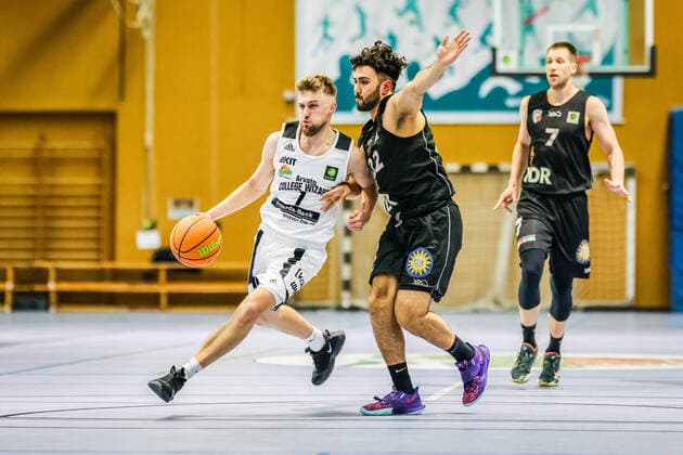 27 03 21, Men, Basketball, 2020 2021 season, 2 Bundesliga, Pro B South, College Wizards Art Giants Düsseldorf Sean Flood College Wizards 1 on the ball in a duel against Hasan Demirbas Giants 22 Karlsruhe Institute for Sport and Sport Science IfSS Baden Württemberg Germany