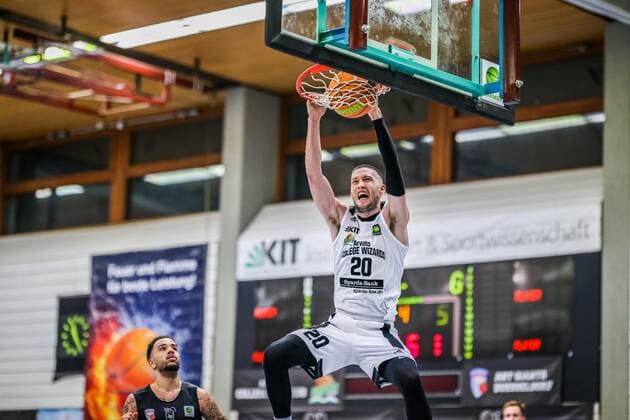 27 03 21, Mens, Basketball, 2020 2021 season, 2 Bundesliga, Pro B South, College Wizards Art Giants Düsseldorf Alexander Thompson College Wizards 20 jumps the ball for final point shot and home win Karlsruhe Institute for Sport and Sport Science IfSS Baden Württemberg Germany