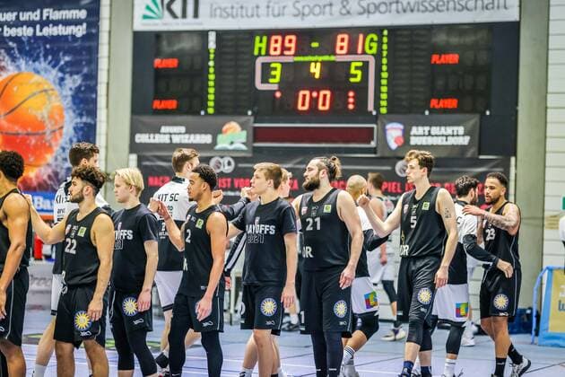 27 03 21, Mens, Basketball, 2020 2021 season, 2 Bundesliga, Pro B South, College Wizards Art Giants Düsseldorf The teams at the shakehands after the final whistle for the home win Karlsruhe Institute for Sport and Sport Science IfSS Baden Württemberg Germany