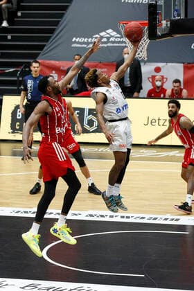 BBL easyCredit Basketball Bundesliga Saison 2020 2021 25 Spieltag am Samstag, 27 Maerz 2021 in der edel optics de Arena in Hamburg Hamburg Towers FC Bayern Muenchen v l JaJuan Johnson FC Bayern , TJ Shorts II Towers Hamburg Towers FC Bayern Muenchen