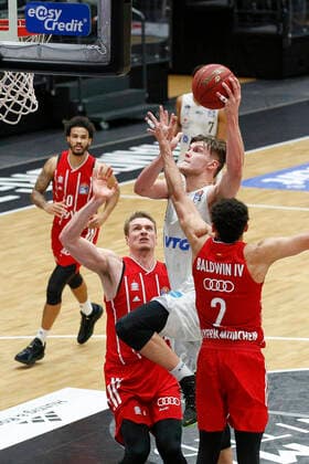 BBL easyCredit Basketball Bundesliga Saison 2020 2021 25 Spieltag am Samstag, 27 Maerz 2021 in der edel optics de Arena in Hamburg Hamburg Towers FC Bayern Muenchen v l Leon Radosevic FC Bayern , Maik Kotsar Towers , Wade Baldwin FC Bayern Hamburg Towers FC Bayern Muenchen