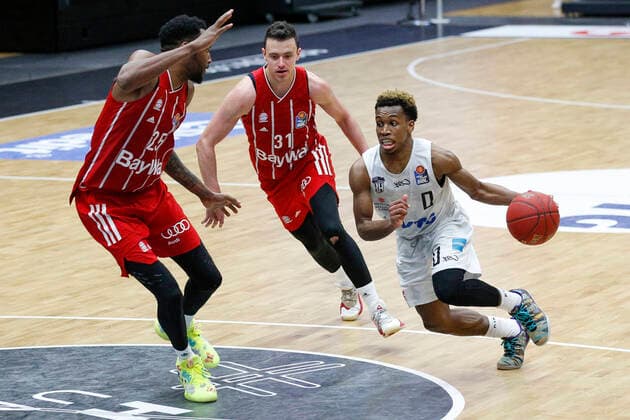 BBL easyCredit Basketball Bundesliga Saison 2020 2021 25 Spieltag am Samstag, 27 Maerz 2021 in der edel optics de Arena in Hamburg Hamburg Towers FC Bayern Muenchen v l JaJuan Johnson FC Bayern , Zan Mark Sisko FC Bayern , TJ Shorts II Towers Hamburg Towers FC Bayern Muenchen