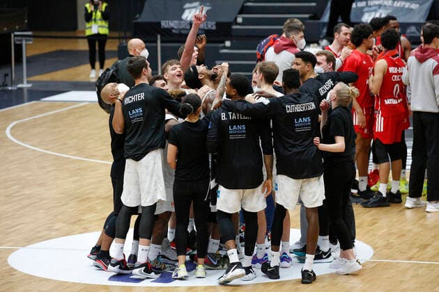 BBL easyCredit Basketball Bundesliga Saison 2020 2021 25 Spieltag am Samstag, 27 Maerz 2021 in der edel optics de Arena in Hamburg Hamburg Hamburg Towers FC Bayern Muenchen Spielerkreis Hamburg Towers Hamburg Towers FC Bayern Muenchen