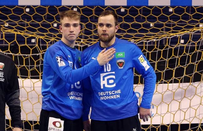 Goalkeeper Lasse Ludwig consoling, goalkeeper Fredrik Genz disappointed after end of match disappointment Sport Handball HBL Bundesliga Men Season 2020 2021 27 03 2021 Füchse Berlin vs SC DHfK Leipzig Geisterspiel Corona Covid 19