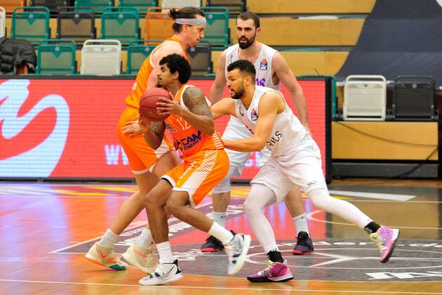 Basketball Bundesliga 25 Matchday RASTA Vechta BG Göttingen on 27 03 2021 at the RASTA Dome in Vechta Edgar Sosa Vechta in a duel with Luke Nelson Göttingen BK