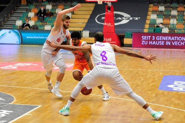 Basketball Bundesliga 25 Matchday RASTA Vechta BG Göttingen on 27 03 2021 at the RASTA Dome in Vechta Edgar Sosa Vechta in a duel with Mathis Mönninghoff Moenninghoff Göttingen BK