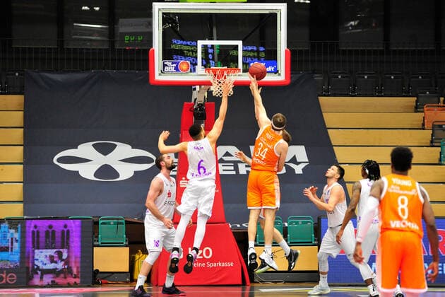 Basketball Bundesliga 25 Spieltag RASTA Vechta BG Göttingen on 27 03 2021 at the RASTA Dome in Vechta Mathis Mönninghoff Moenninghoff Göttingen in a duel with Jesse Hunt Vechta BK