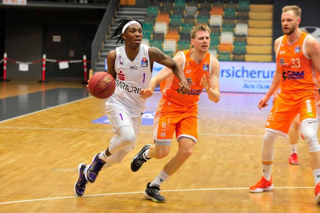 Basketball Bundesliga 25 Spieltag RASTA Vechta BG Göttingen on 27 03 2021 at the RASTA Dome in Vechta Deishuan Booker Göttingen in a duel with Tim Hasbargen Vechta BK