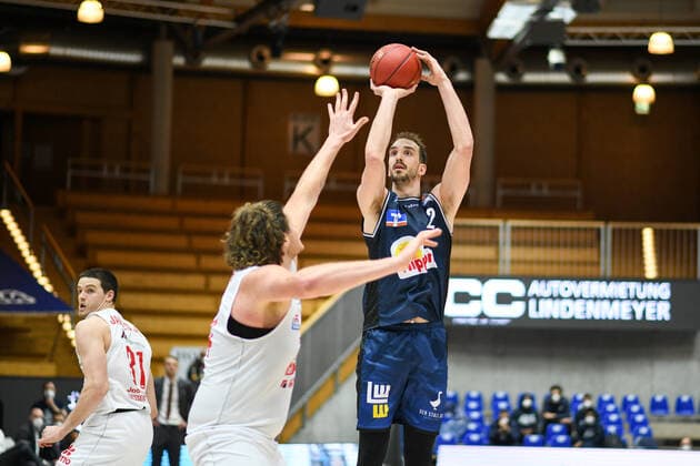 Dejan Kovacevic HAKRO Merlins Crailsheim in a duel with John Bryant Giessen 46ers , GER, HAKRO Merlins Crailsheim vs JobStairs Giessen 46ers, 27 03 2021, 25 Spieltag easycredit Basketball Bundesliga, Spielzeit 2020 2021 GER, HAKRO Merlins Crailsheim vs JobStairs Giessen 46ers, 27 03 2021, 25 Spieltag easycredit Basketball Bundesliga, Spielzeit 2020 2021 Crailsheim Copyright: xEibnerxPressefoto MichaelxMemmlerx EP_MMR
