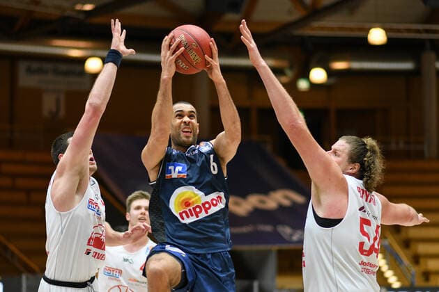 Elias Lasisi HAKRO Merlins Crailsheim at the basket against John Bryant Giessen 46ers and Scottie James Jr Giessen 46ers , GER, HAKRO Merlins Crailsheim vs JobStairs Giessen 46ers, 27 03 2021, 25 Spieltag easycredit Basketball Bundesliga, Spielzeit 2020 2021 GER, HAKRO Merlins Crailsheim vs JobStairs Gießen 46ers, 27 03 2021, 25 Spieltag easycredit Basketball Bundesliga, Spielzeit 2020 2021 Crailsheim Copyright: xEibnerxPressefoto MichaelxMemmlerx EP_MMR