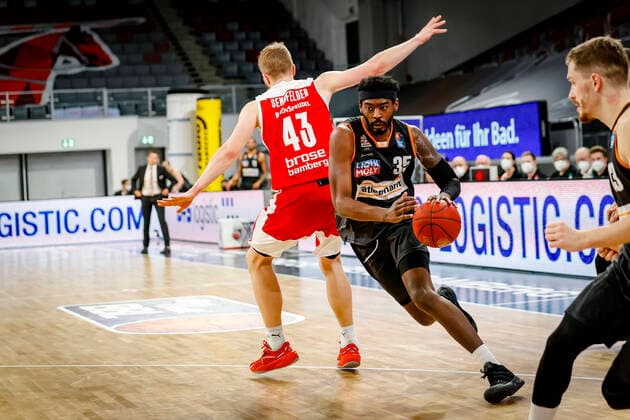 left Christian Sengfelder Brose Bamberg, 43 right 35 Aric Holman ratiopharm Ulm Brose Bamberg ratiopharm Ulm easyCredit BBL Basketball Bundesliga Basketball Season 2020 21 25 Matchday, 27 03 2021 Bamberg, Brose Arena Copyright: DanielxLöb