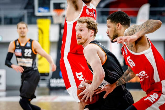 left 06 Per Günther ratiopharm Ulm right Tyler Larson Brose Bamberg, 55 Brose Bamberg ratiopharm Ulm easyCredit BBL Basketball Bundesliga Basketball Season 2020 21 25 Matchday, 27 03 2021 Bamberg, Brose Arena Copyright: DanielxLöb