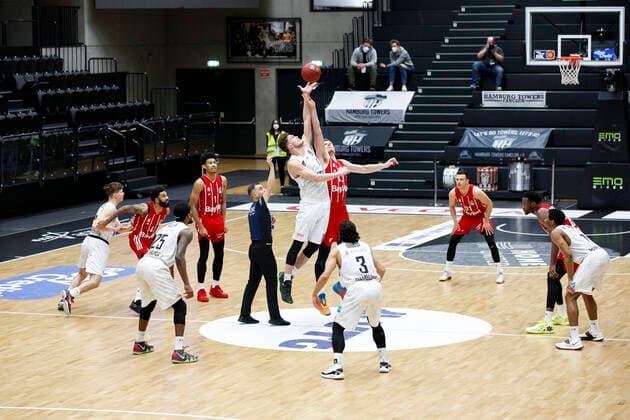 BBL easyCredit Basketball Bundesliga Saison 2020 2021 25 Spieltag am Samstag, 27 Maerz 2021 in der edel optics de Arena in Hamburg Hamburg Towers FC Bayern Muenchen v l Maik Kotsar Towers , Leon Radosevic FC Bayern Hamburg Towers FC Bayern Muenchen