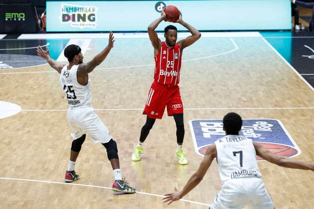 BBL easyCredit Basketball Bundesliga Saison 2020 2021 25 Spieltag am Samstag, 27 Maerz 2021 in der edel optics de Arena in Hamburg Hamburg Towers FC Bayern Muenchen v l Terry Allen Towers , JaJuan Johnson FC Bayern Hamburg Towers FC Bayern Muenchen