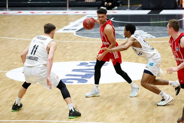 BBL easyCredit Basketball Bundesliga Saison 2020 2021 25 Spieltag am Samstag, 27 Maerz 2021 in der edel optics de Arena in Hamburg Hamburg Towers FC Bayern Muenchen v l Maik Kotsar Towers , Wade Baldwin FC Bayern , Kameron Taylor Towers Hamburg Towers FC Bayern Muenchen