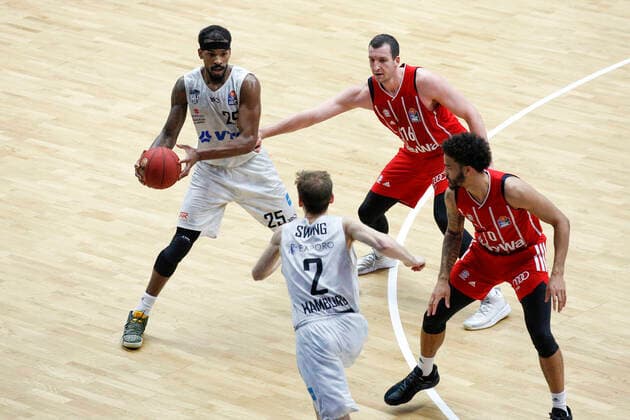 BBL easyCredit Basketball Bundesliga Saison 2020 2021 25 Spieltag am Samstag, 27 Maerz 2021 in der edel optics de Arena in Hamburg Hamburg Towers FC Bayern Muenchen v l Terry Allen Towers , Paul Zipser FC Bayern Hamburg Towers FC Bayern Muenchen