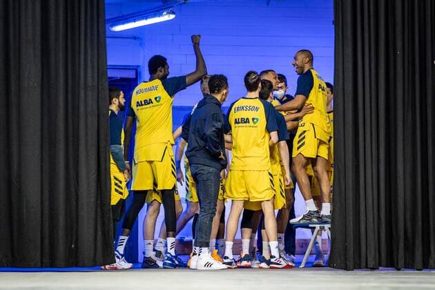 Basketball Berlin 28 03 2021 Season 2020 2021 easyCredit BBL 1 Bundesliga Alba Berlin SYNTAINICS MBC Weißenfels Team Alba Huddle before the Game