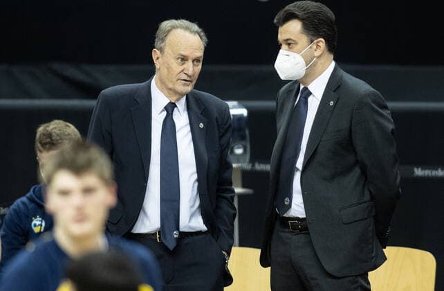 28 03 21, Berlin, Basketball, 1 Bundesliga, easyCredit BBL, Hauptrunde, 25 Spieltag, Mercedes Benz Arena ALBA Berlin Syntainics MBC ALBAs Head Coach Aito Garcia Reneses talks to his Co Coach Israel Gonzalez on the sidelines r ALBA Berlin Syntainics MBC