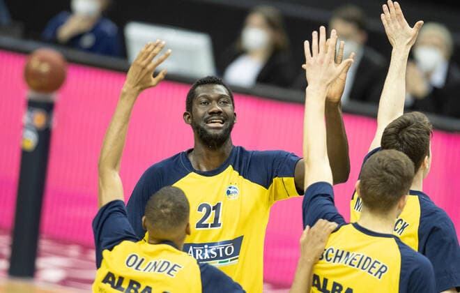 28 03 21, Berlin, Basketball, 1 Bundesliga, easyCredit BBL, Hauptrunde, 25 Spieltag, Mercedes Benz Arena ALBA Berlin Syntainics MBC ALBAs newcomer Christ Koumadje M is welcomed to the team by Louis Olinde l and Tim Schneider ALBA Berlin Syntainics MBC