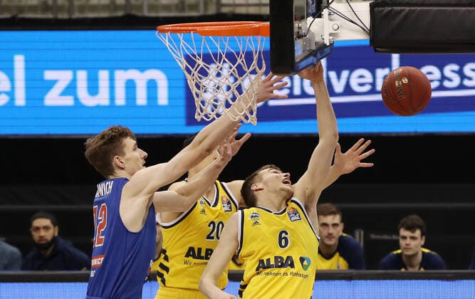 Philipp Hartwich, Simone Fontecchio, Malte Delow action game scene duel sports basketball BBL Bundesliga men season 2020 2021 28 03 2021 ALBA Berlin vs syntainics MBC