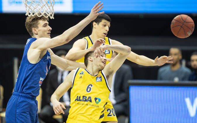 28 03 21, Berlin, Basketball, 1 Bundesliga, easyCredit BBL, Hauptrunde, 25 Spieltag, Mercedes Benz Arena ALBA Berlin Syntainics MBC Philipp Hartwich l r of Mitteldeutscher BC fights for the ball against ALBAs Malte Delow and Simone Fontecchio ALBA Berlin Syntainics MBC