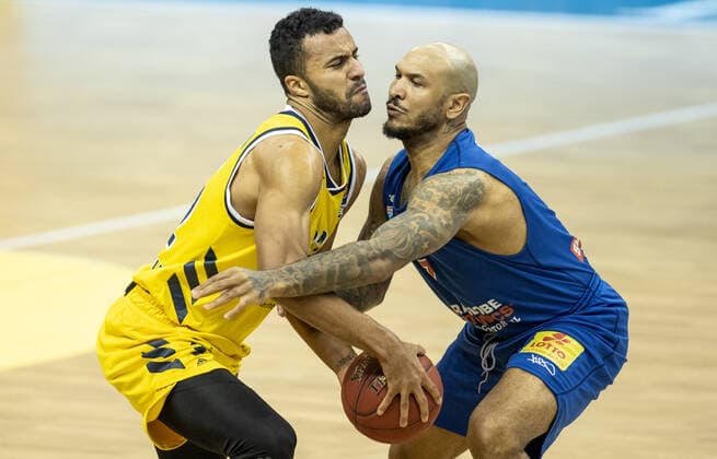 28 03 21, Berlin, Basketball, 1 Bundesliga, easyCredit BBL, Hauptrunde, 25 Spieltag, Mercedes Benz Arena ALBA Berlin Syntainics MBC ALBAs Johannes Thiemann l fights for the ball against Sergio Kerusch of Mitteldeutscher BC ALBA Berlin Syntainics MBC