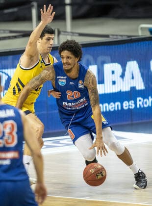 28 03 21, Berlin, Basketball, 1 Bundesliga, easyCredit BBL, Hauptrunde, 25 Spieltag, Mercedes Benz Arena ALBA Berlin Syntainics MBC ALBAs Simone Fontecchio l fights for the ball against Deron Washington of Mitteldeutscher BC ALBA Berlin Syntainics MBC