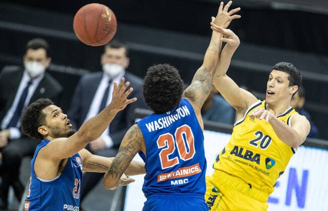 28 03 21, Berlin, Basketball, 1 Bundesliga, easyCredit BBL, Hauptrunde, 25 Spieltag, Mercedes Benz Arena ALBA Berlin Syntainics MBC ALBAs Simone Fontecchio r l fights for the ball against Deron Washington and Quinton Hooker of Mitteldeutscher BC ALBA Berlin Syntainics MBC