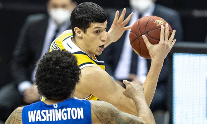 28 03 21, Berlin, Basketball, 1 Bundesliga, easyCredit BBL, Hauptrunde, 25 Spieltag, Mercedes Benz Arena ALBA Berlin Syntainics MBC ALBAs Simone Fontecchio r fights for the ball against Deron Washington of Mitteldeutscher BC ALBA Berlin Syntainics MBC