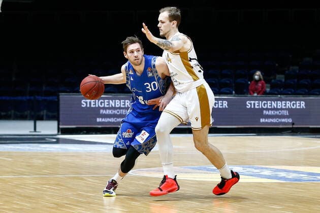 28 03 2021, xgox, basketball, easyCredit BBL, Basketball Loewen Braunschweig Skyliners Frankfurt emspor, v l Jon Axel Gudmundsson Fraport Skyliners Frankfurt, 30 on the ball duel Braunschweig.