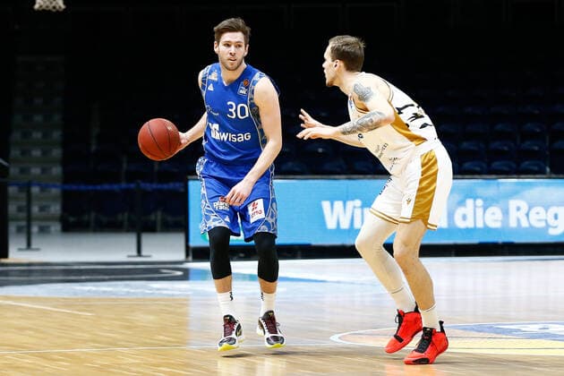 28 03 2021, xgox, basketball, easyCredit BBL, Basketball Loewen Braunschweig Skyliners Frankfurt emspor, v l Jon Axel Gudmundsson Fraport Skyliners Frankfurt, 30 on the ball duel Braunschweig.