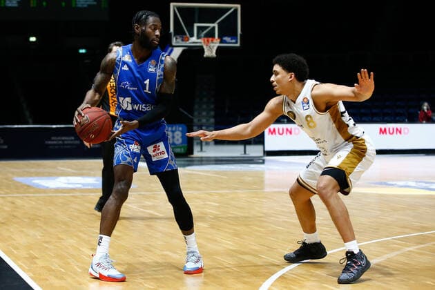 28 03 2021, xgox, basketball, easyCredit BBL, Basketball Loewen Braunschweig Skyliners Frankfurt emspor, v l Matt Mobley Fraport Skyliners Frankfurt, 1 , James Robinson Braunschweig, 8 Braunschweig.