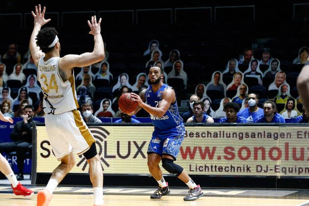 28 03 2021, xgox, basketball, easyCredit BBL, Basketball Loewen Braunschweig Skyliners Frankfurt emspor, v l Quantez Robertson Fraport Skyliners Frankfurt, 23 on the ball Braunschweig.