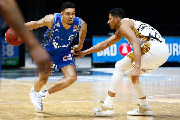 28 03 2021, xgox, basketball, easyCredit BBL, basketball loewen brunswick skyliners frankfurt emspor, v l len adam schoormann fraport skyliners frankfurt, 6 duel brunswick