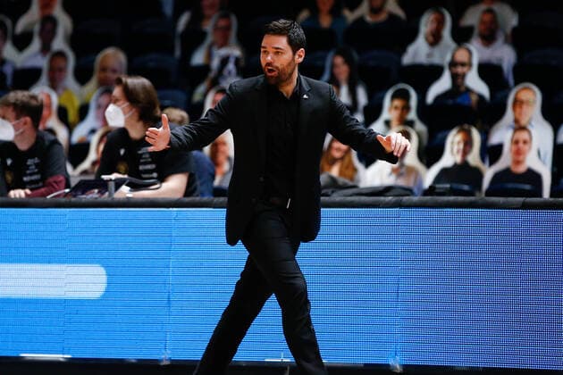 28 03 2021, xgox, basketball, easyCredit BBL, basketball loewen brunswick skyliners frankfurt emspor, v l Sebastian Gleim Fraport Skyliners Frankfurt, coach gestures, gives instructions brunswick