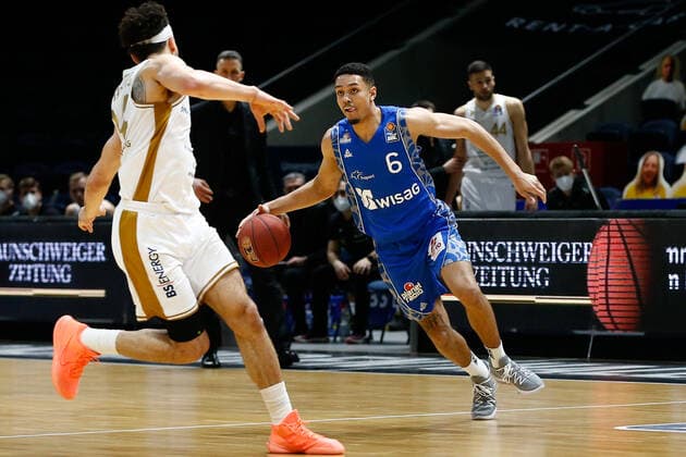 28 03 2021, xgox, basketball, easyCredit BBL, Basketball Loewen Braunschweig Skyliners Frankfurt emspor, v l Len Adam Schoormann Fraport Skyliners Frankfurt, 6 on the ball Braunschweig.