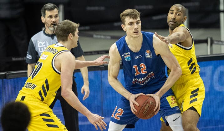 28 03 21, Berlin, Basketball, 1 Bundesliga, easyCredit BBL, Hauptrunde, 25 Spieltag, Mercedes Benz Arena ALBA Berlin Syntainics MBC Philipp Hartwich M of Mitteldeutscher BC fights against ALBAs Ben Lammers l and Jayson Granger for the ball ALBA Berlin Syntainics MBC