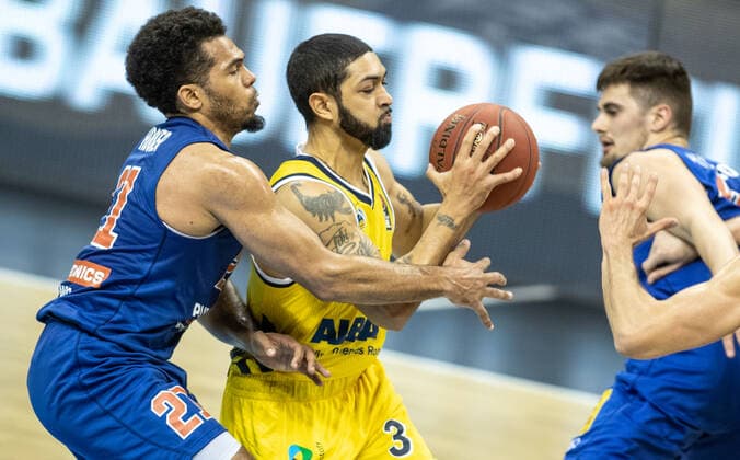 28 03 21, Berlin, Basketball, 1 Bundesliga, easyCredit BBL, Hauptrunde, 25 Spieltag, Mercedes Benz Arena ALBA Berlin Syntainics MBC ALBAs Peyton Siva M holds the ball against Quinton Hooker l of Mitteldeutscher BC ALBA Berlin Syntainics MBC