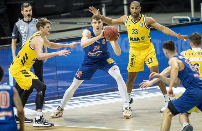 28 03 21, Berlin, Basketball, 1 Bundesliga, easyCredit BBL, Hauptrunde, 25 Spieltag, Mercedes Benz Arena ALBA Berlin Syntainics MBC Philipp Hartwich M of Mitteldeutscher BC fights against ALBAs Ben Lammers l and Jayson Granger for the ball ALBA Berlin Syntainics MBC
