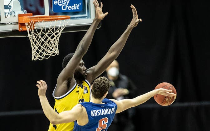 28 03 21, Berlin, Basketball, 1 Bundesliga, easyCredit BBL, Hauptrunde, 25 Spieltag, Mercedes Benz Arena ALBA Berlin Syntainics MBC ALBAs newcomer Christ Koumadje l prevents basket of Marko Krstanovic of Mitteldeutscher BC ALBA Berlin Syntainics MBC