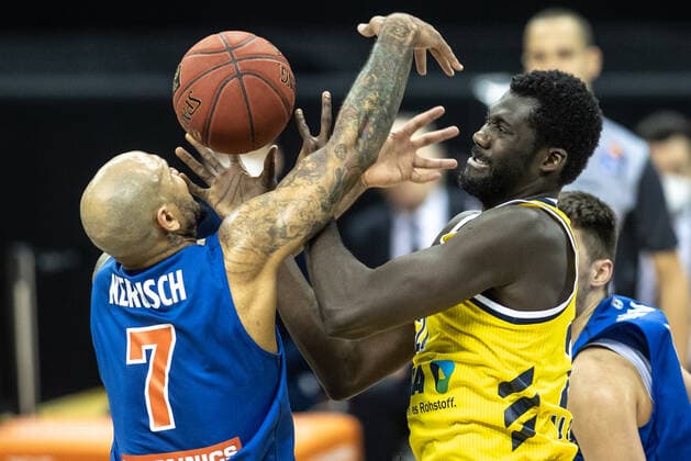 28 03 21, Berlin, Basketball, 1 Bundesliga, easyCredit BBL, Hauptrunde, 25 Spieltag, Mercedes Benz Arena ALBA Berlin Syntainics MBC Sergio Kerusch of Mitteldeutscher BC fights against ALBAs newcomer Christ Koumadje r for the ball ALBA Berlin Syntainics MBC