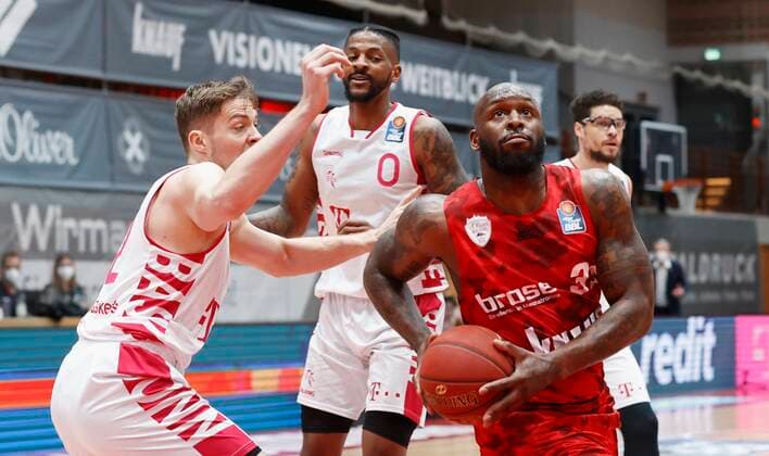 28 03 2021, Basketball, BBL 2020 2021, 25 Matchday, s Oliver Wuerzburg Telekom Baskets Bonn, GER, Wuerzburg, s Oliver Arena, Picture from left Kilian Binapfl Telekom Baskets Bonn , Alex Hamilton Telekom Baskets Bonn and Murphy Holloway s Oliver Wuerzburg. Copyright: HMBxMedia xHeikoxBecker