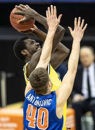 28 03 21, Berlin, Basketball, 1 Bundesliga, easyCredit BBL, Hauptrunde, 25 Spieltag, Mercedes Benz Arena ALBA Berlin Syntainics MBC ALBAs newcomer Christ Koumadje l jumps to the basket against Sandro Antunovic of Mitteldeutscher BC ALBA Berlin Syntainics MBC