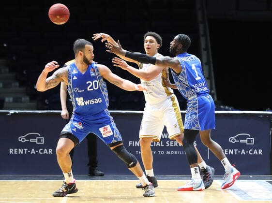 Löwen Braunschweig vs Frankfurt, BBL Braunschweig, 28 03 2021, BASKETBALL easyCredit BBL Basketball Bundesliga, Löwen Braunschweig vs Fraport Skyliners Frankfurt, Season 2020 21 Rasheed Moore Skyliners Frankfurt , James Robinson Löwen Braunschweig , Matt Mobley Skyliners Frankfurt Braunschweig